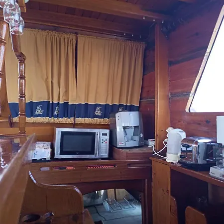 яхта за гости Eternal Flame Botel Sozopol