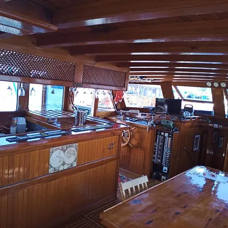 яхта за гости Eternal Flame Botel