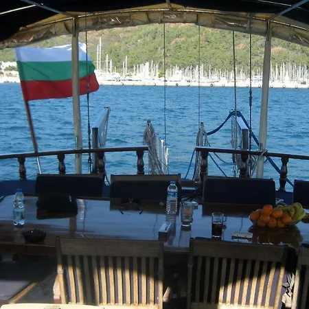 Botel яхта за гости Eternal Flame *