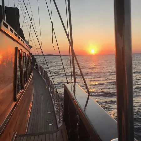 Botel яхта за гости Eternal Flame