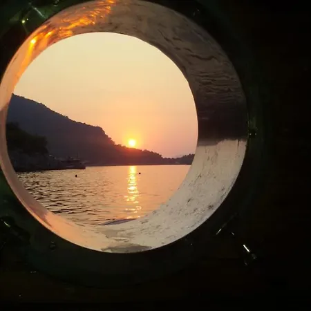 яхта за гости Eternal Flame Botel *
